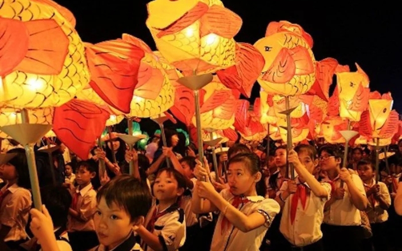 Hình ảnh các cháu học sinh rước đèn Trung Thu