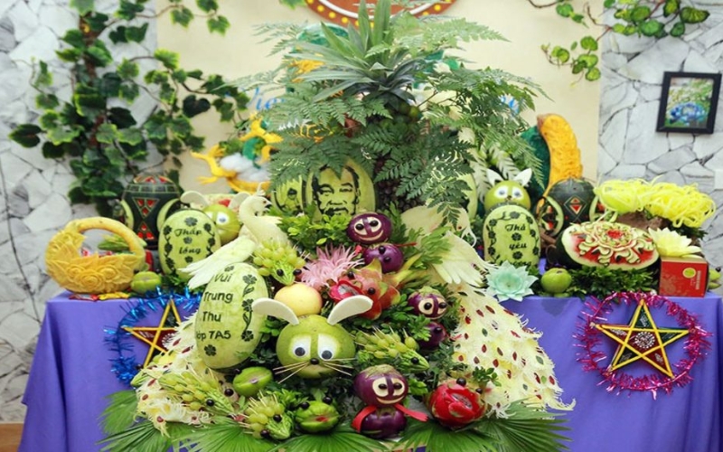 Hình ảnh mâm cỗ Trung thu truyền thống rực rỡ sắc màu