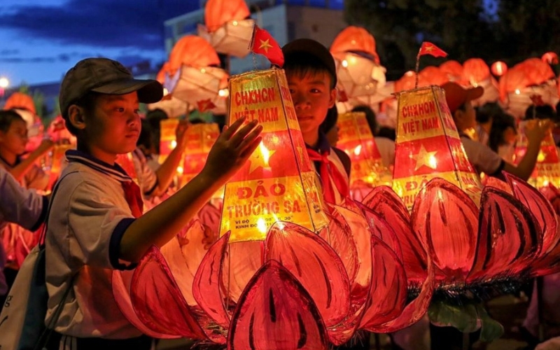 Chiếc đèn Trung Thu trong ảnh tượng trưng cho quần đảo Trường Sa