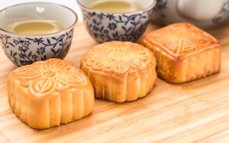 Bánh Trung Thu thường được dùng chung với trà để gia tăng hương vị