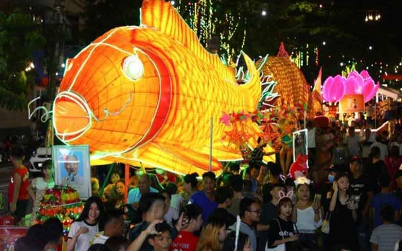 Ảnh đoàn người rước đèn Trung Thu khổng lồ