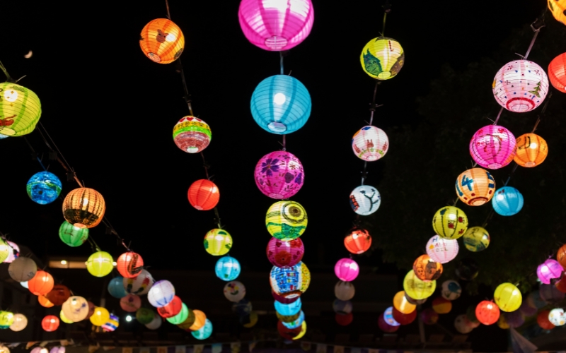 Hình ảnh vô số chiếc đèn lồng trên bầu trời rất thích để đặt làm ảnh nền