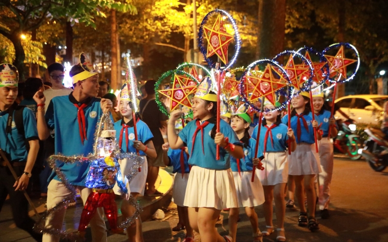 Ảnh các thiếu nhi rước đèn theo đoàn đội