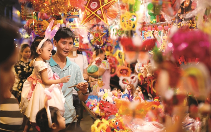 Những bé nhỏ tuổi cũng được trải nghiệm không khí Trung Thu từ sớm