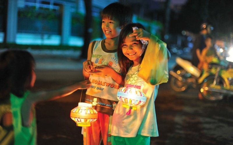 Niềm vui nho nhỏ của thiếu nhi là trên tay một chiếc lồng đèn