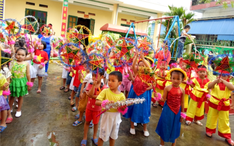 Hình ảnh một trường mẫu giáo chuẩn bị cho lễ rước đèn Trung Thu