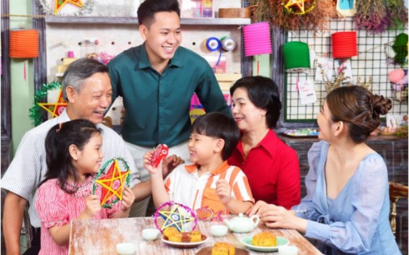 Cho bé vui chơi phá cỗ