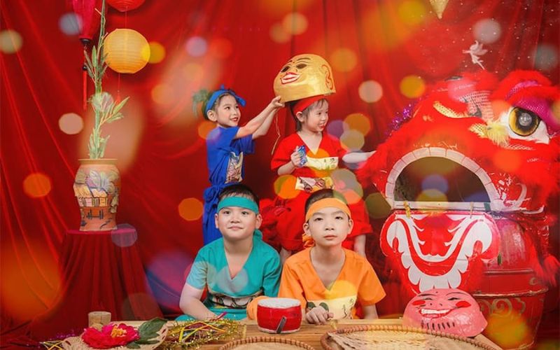 Chụp cảnh bé đứng cạnh lân