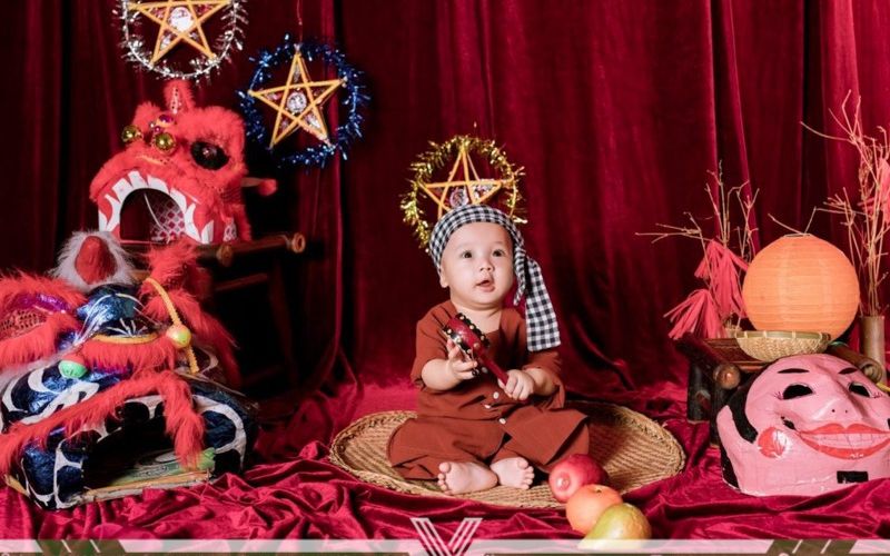 Chụp cảnh bé tham gia rước đèn vào trung thu