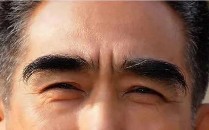 Đàn ông lông mày rậm