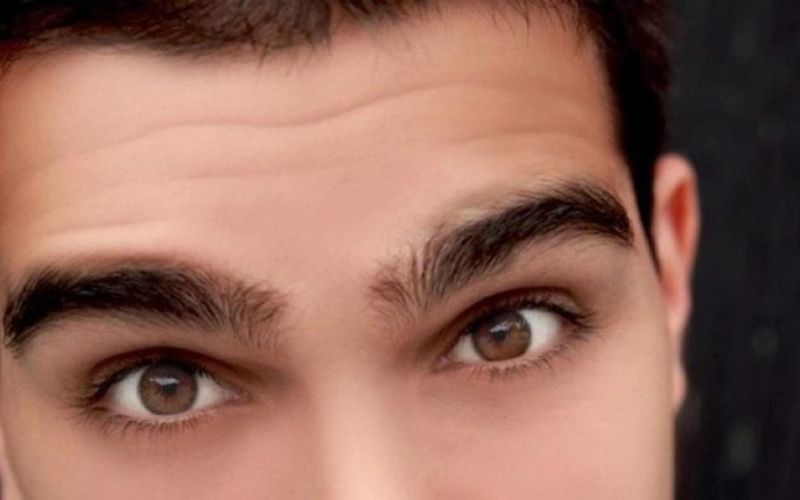 Đàn ông lông mày rậm