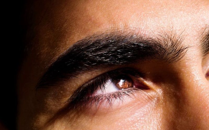 Đàn ông lông mày rậm