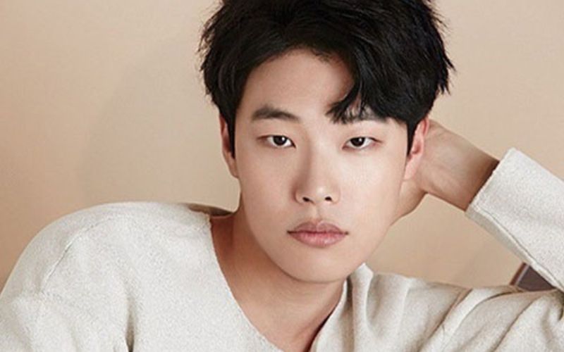 Đàn ông lông mày rậm