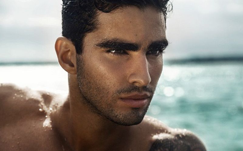 Đàn ông lông mày rậm