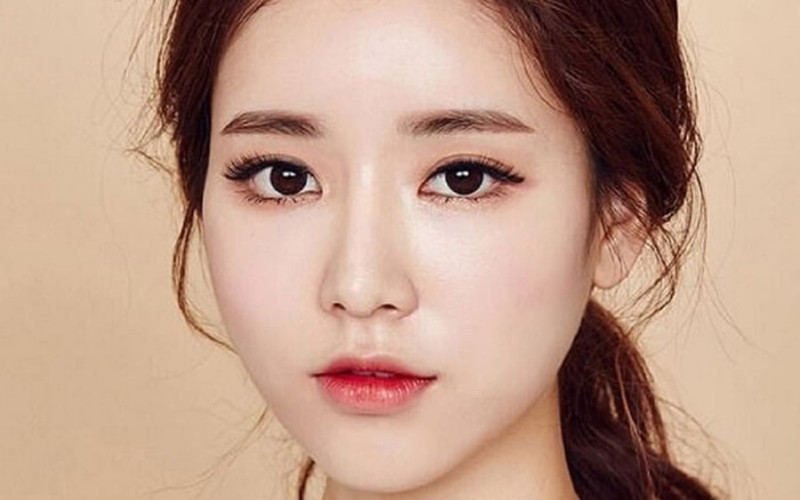 Dáng lông mày cho mặt tròn nên có góc cạnh hoặc cong cao để tạo cảm giác nhỏ gọn