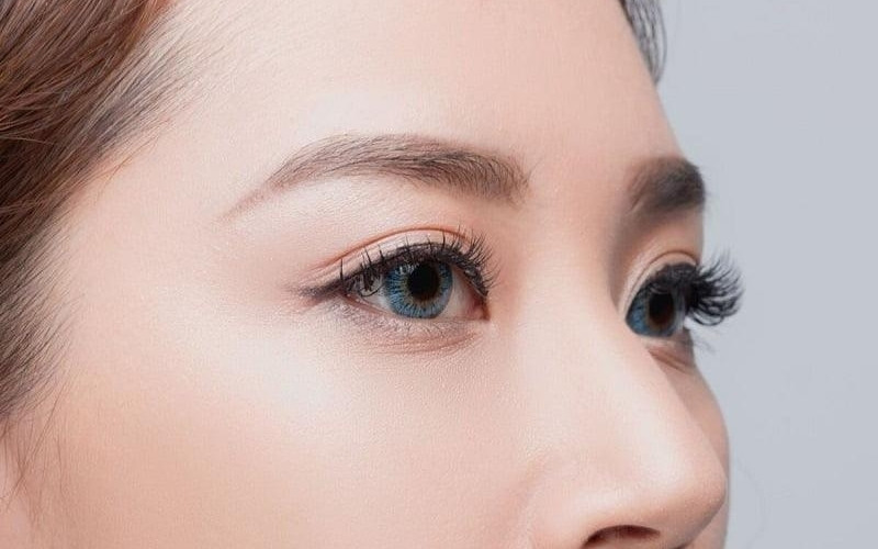 Lông mày lá liễu có đường cong nhẹ giúp khuôn mặt trông dài và thanh thoát