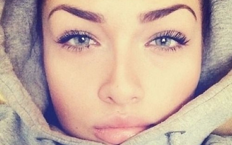 Lông mày chữ S sở hữu đường cong mềm mại, tạo sự cân bằng giữa nét nữ tính và sắc sảo