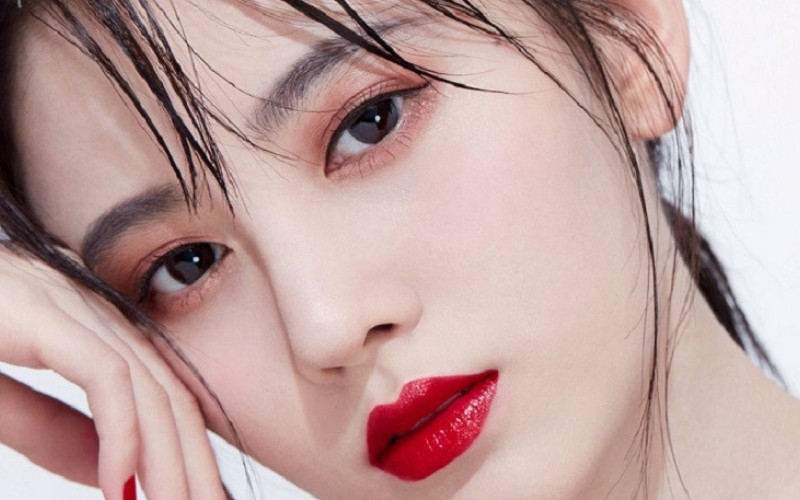 Lông mày hình bán nguyệt giúp khuôn mặt thanh thoát, dịu dàng và cân đối