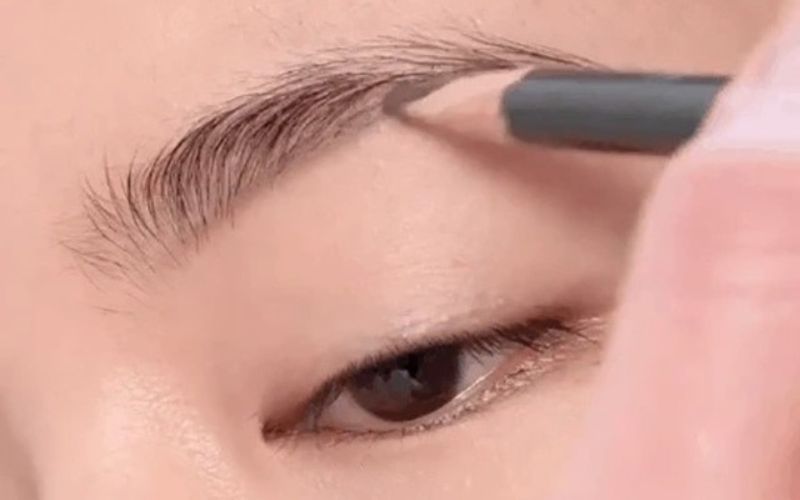 Kẻ chân mày bằng chì hoặc bột