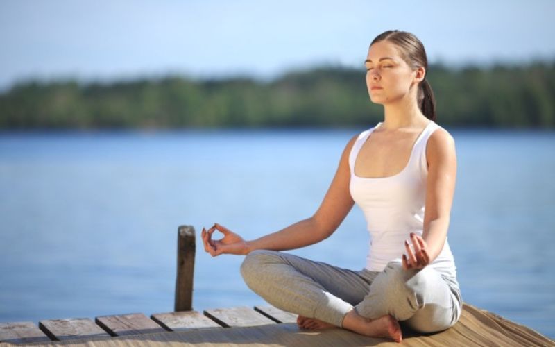 Giảm căng thẳng, thư giãn tinh thần giúp giảm hiện tượng giật lông mày trái