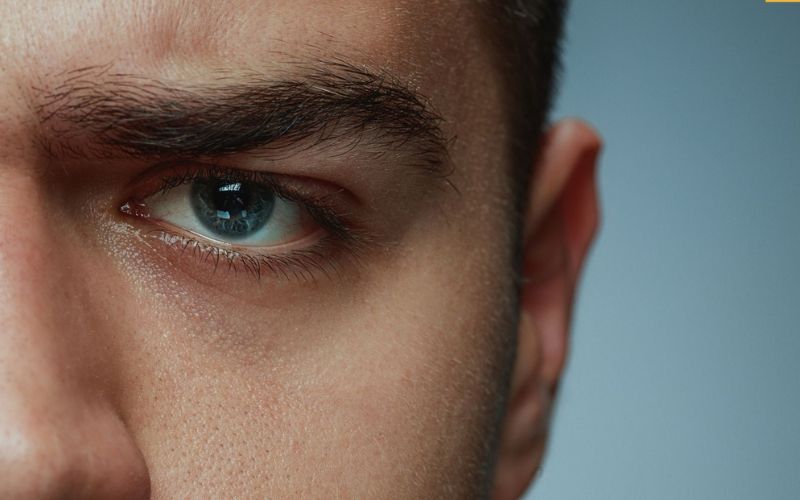 Giật chân mày trái ở nam