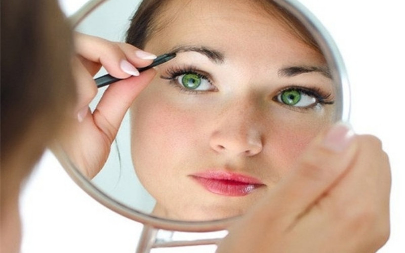 Vẽ lông mày sẽ giúp che đi khuyết điểm của những ai có cặp lông mày thưa thớt
