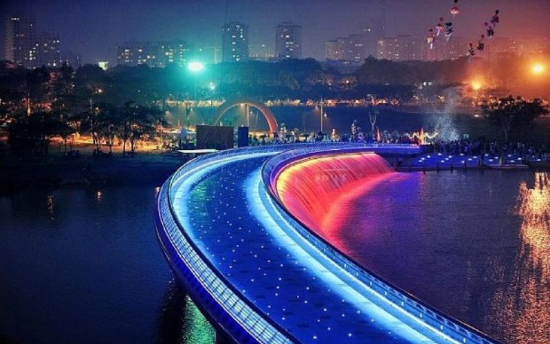 Khung cảnh lung linh của cầu Ánh Sao vào mùa trung thu