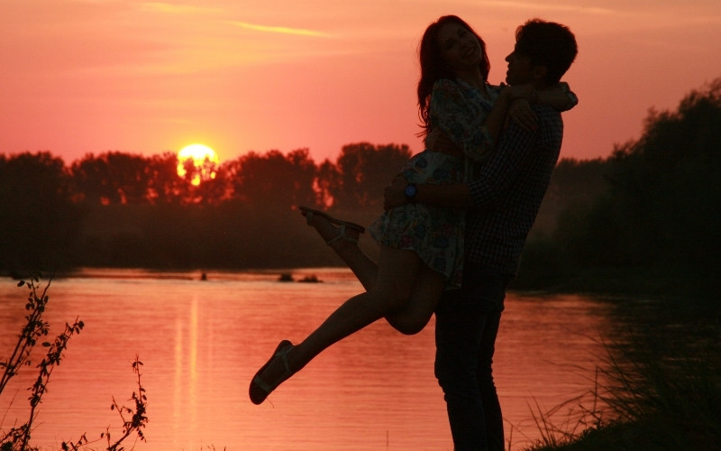 Không chỉ người yêu, vợ chồng cũng có thể sử dụng các câu chúc trên