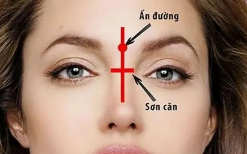 Lông mày chổi xể kết hợp với sơn căn thấp sẽ biểu thị cho sự thiếu may mắn