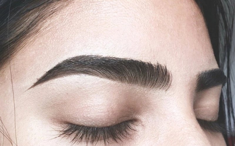 Kiểu lông mày dài bất thường là do yếu tố di truyền, nội tiết tố và quá trình lão hóa