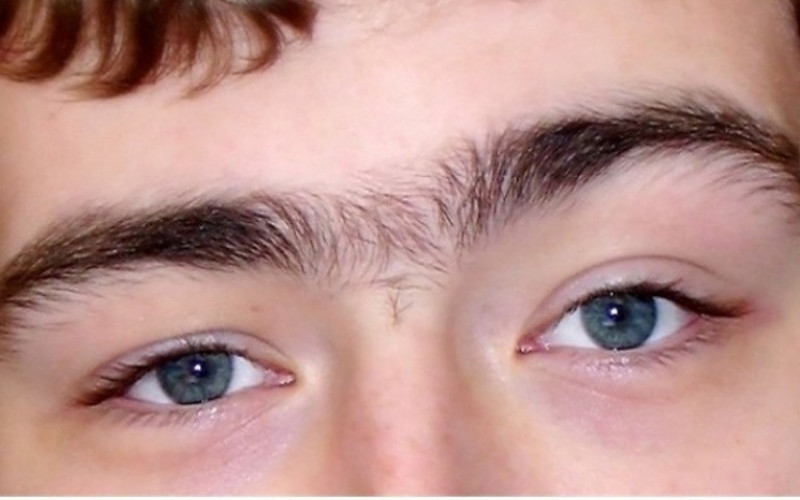 Người có lông mày giao đa mi mang tính cách phức tạp và vận mệnh dễ gặp trở ngại