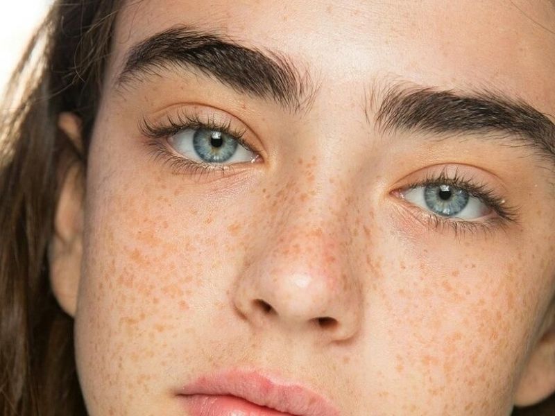 Lông mày giao nhau là dáng mày khá đặc biệt 