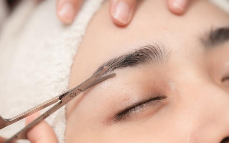 Tỉa chân mày là cách đơn giản giúp giữ dáng mày gọn gàng, tạo sự hài hòa cho khuôn mặt