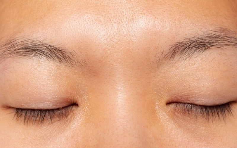 Lông mày thưa là dáng mày mọc ít, nhạt màu, thưa thớt và có khoảng trống