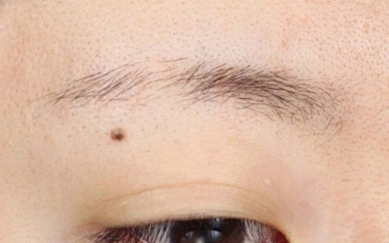 Lông mày thưa nam thường biểu hiện tính cách thiếu quyết đoán