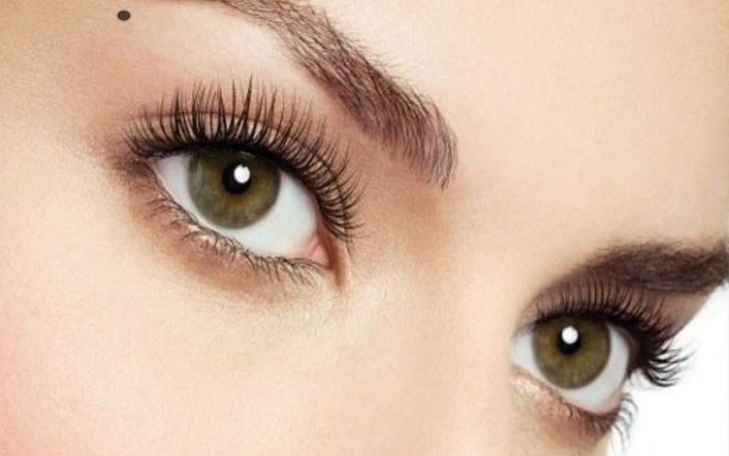 Nốt ruồi đuôi chân mày phải của nữ gắn liền với tài lộc dồi dào, hôn nhân viên mãn