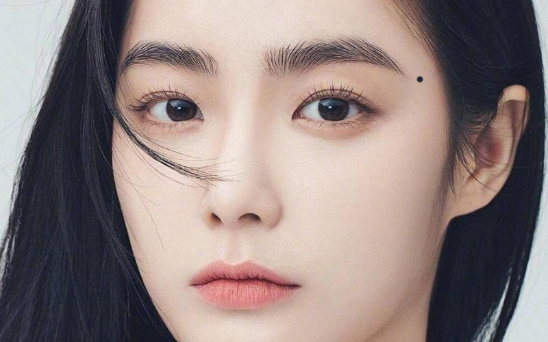 Nốt ruồi đuôi lông mày trái ở nữ giới thường biểu thị sự thông minh