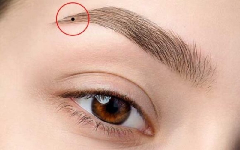 Nốt ruồi đuôi lông mày phải nữ được xem là dấu hiệu mang lại may mắn, phú quý