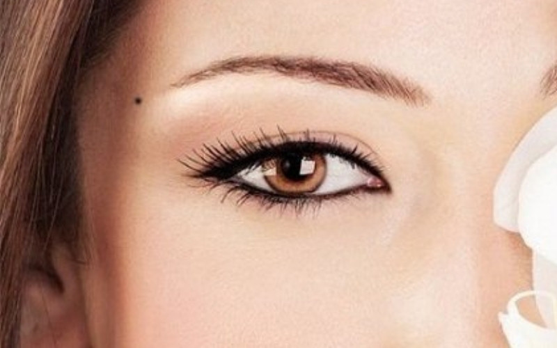 Nốt ruồi đuôi lông mày phải nữ phản ánh con người thông minh, khéo léo trong giao tiếp