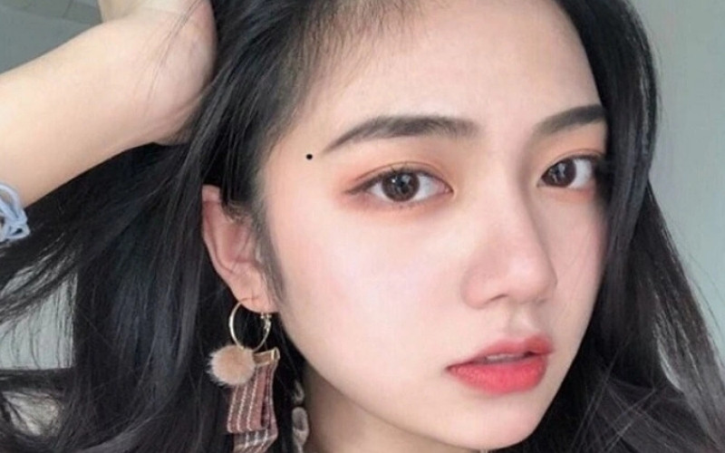 Nốt ruồi đuôi lông mày phải nữ trong tình duyên thường báo hiệu hôn nhân hạnh phúc