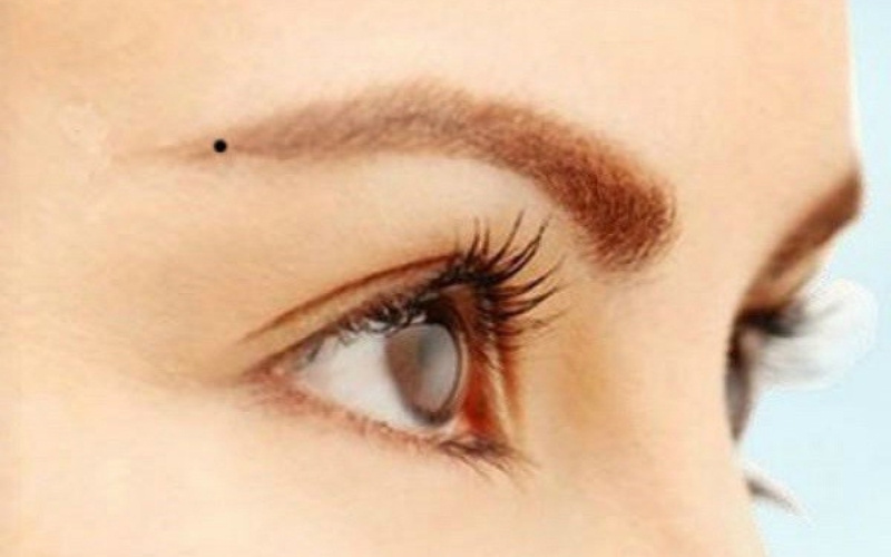 Nốt ruồi đuôi lông mày thường tượng trưng cho tham vọng và khả năng lãnh đạo