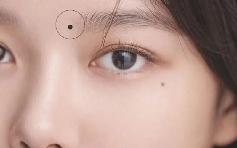 Nốt ruồi ở đầu lông mày phải nữ