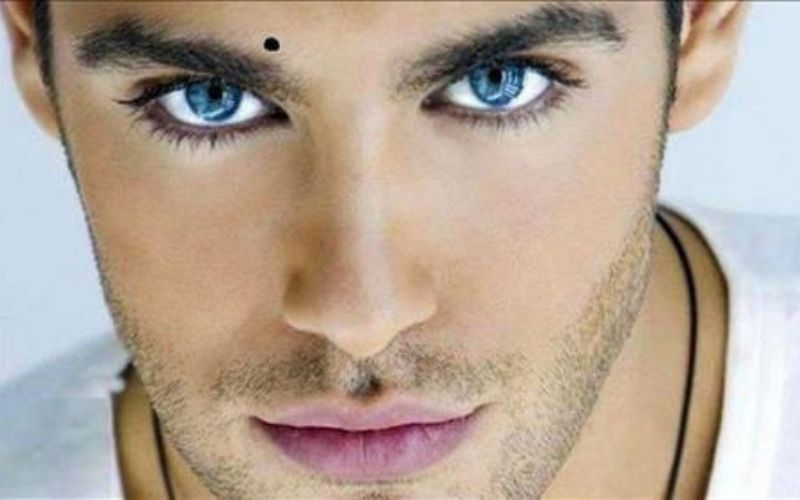 Nốt ruồi ở đầu lông mày phải nam