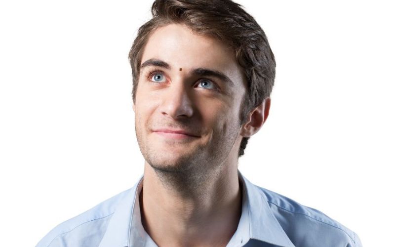 Nốt ruồi ở giữa hai lông mày nam