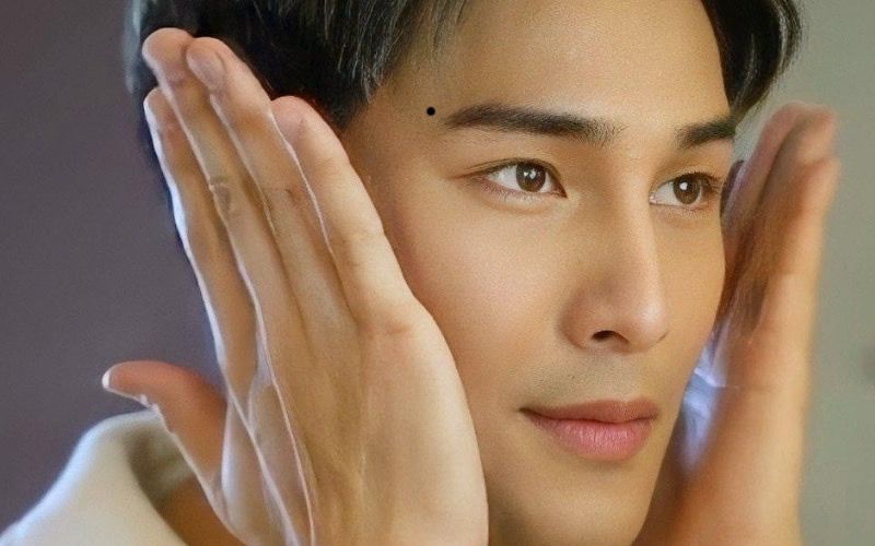 Nốt ruồi đuôi lông mày phải nam