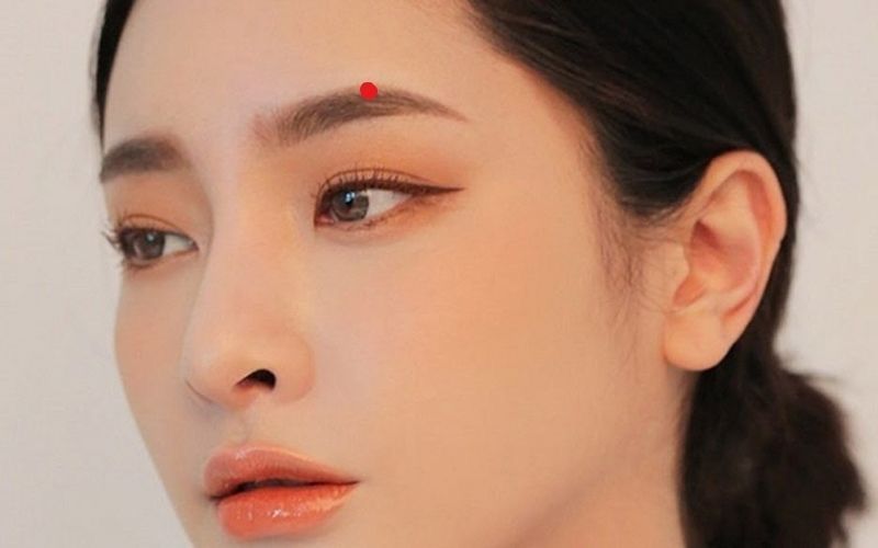 Ý nghĩa nốt ruồi son trong lông mày