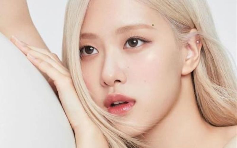 Nốt ruồi đuôi lông mày phải của nữ