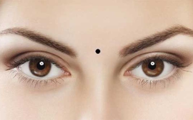 Nốt ruồi chính giữa lông mày nữ