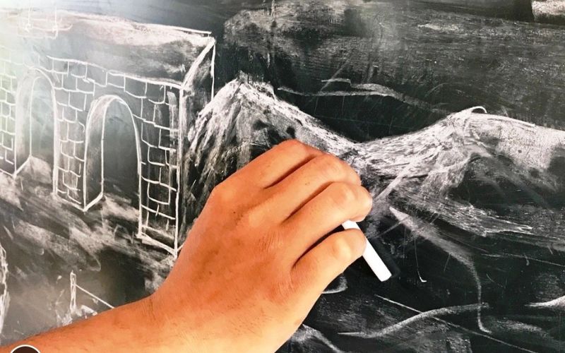 Phác thảo bố cục bằng phấn trắng