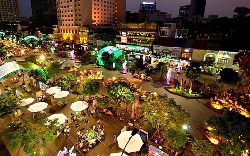 Phố đi bộ Nguyễn Huệ được trang trí rực rỡ vào trung thu